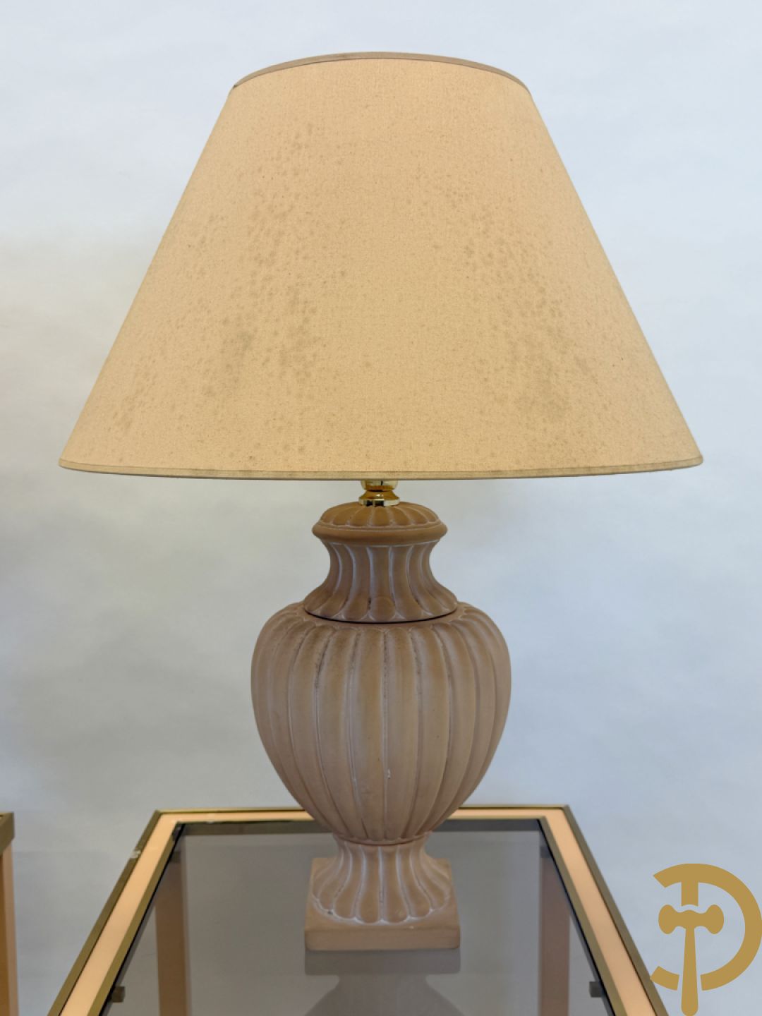 Paar bijzettafels met koperafwerking en glazen fumé blad + 2 bijhorende lampadaires in terra cotta