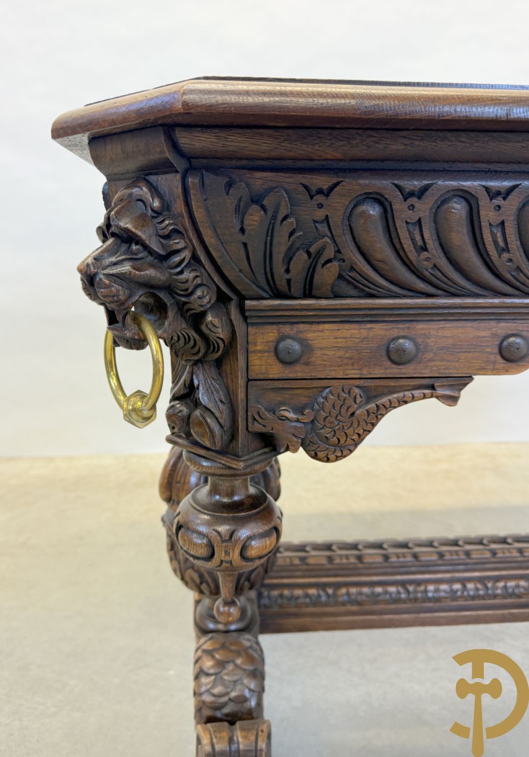 Massief eiken dolfijnetafel met knorrenlijst en leeuwenkoppen, Neo Renaissence stijl + 6 eiken stoelen met sculptuur
