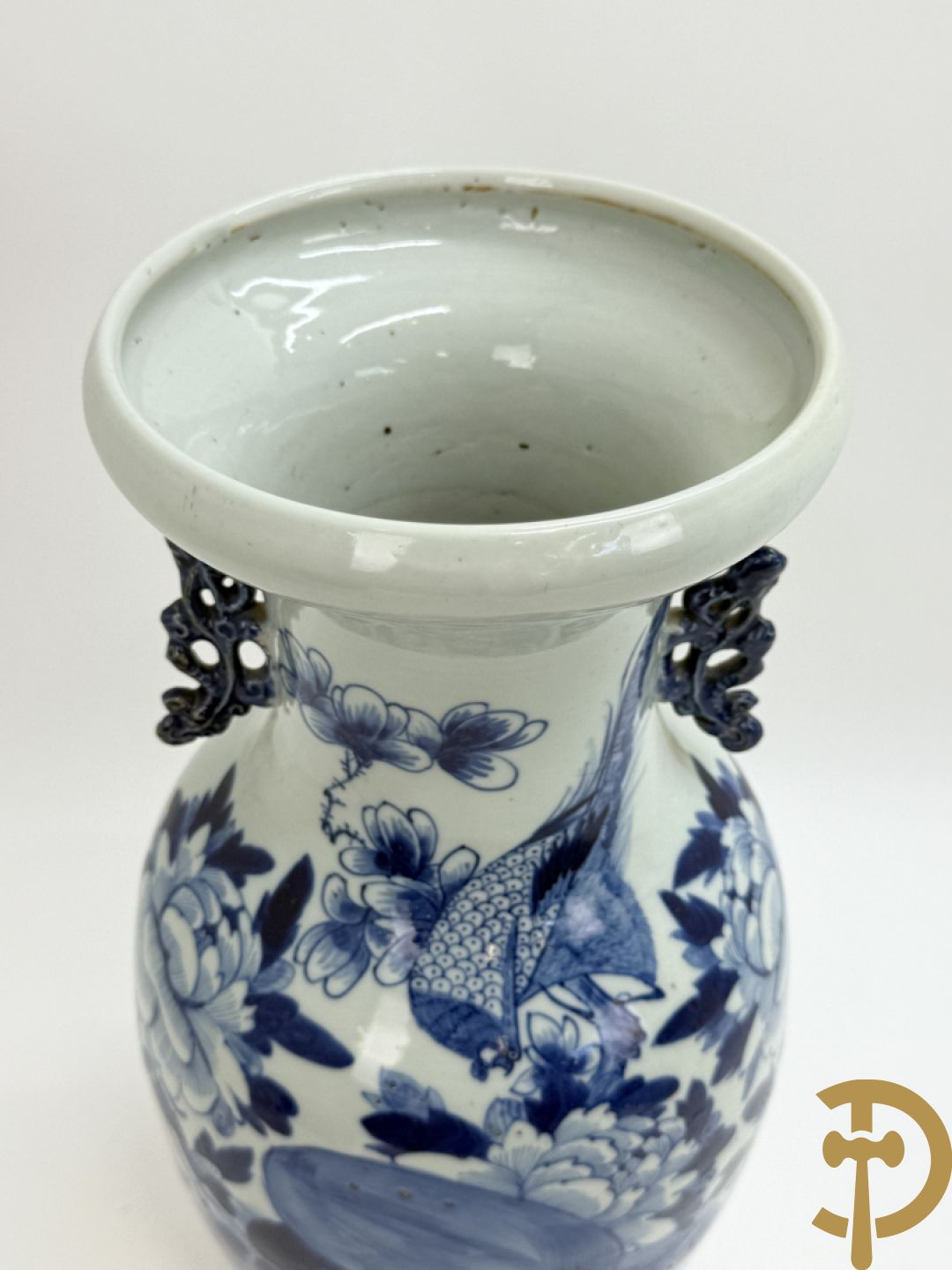 Twee Chinese porseleinen celadonvazen met blauw wit bloemen en vogeldecor + cachepot met vazendecor