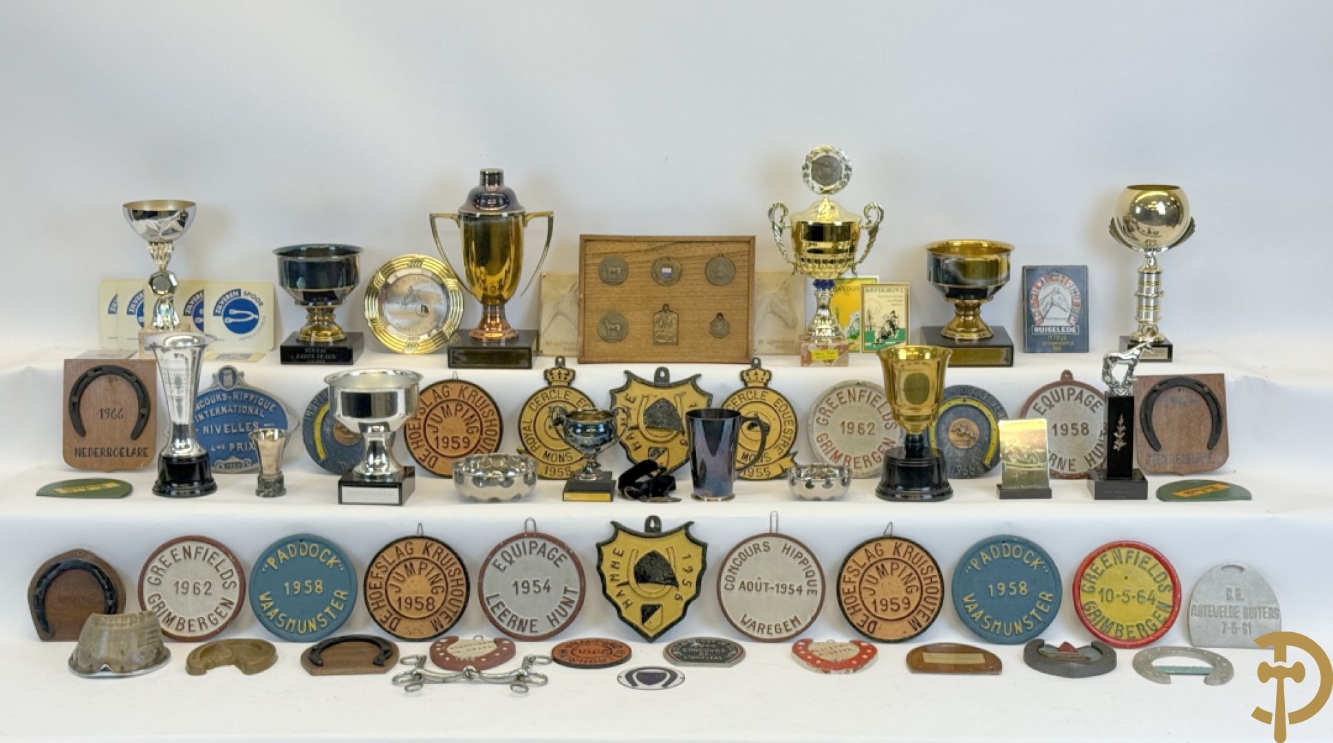 Verzameling memorabilia van paardenrennen, trofeeën en bekers