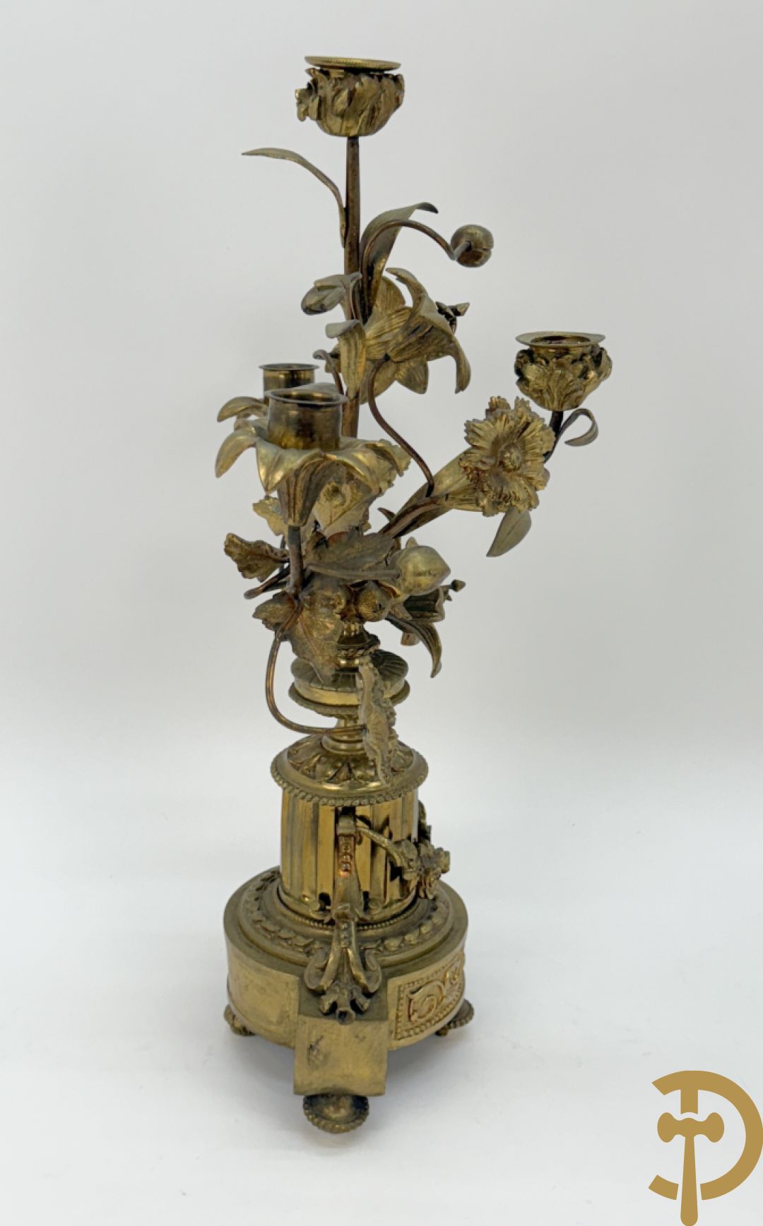 Paar bronzen kandelaars met guirlande en bloemenmotieven