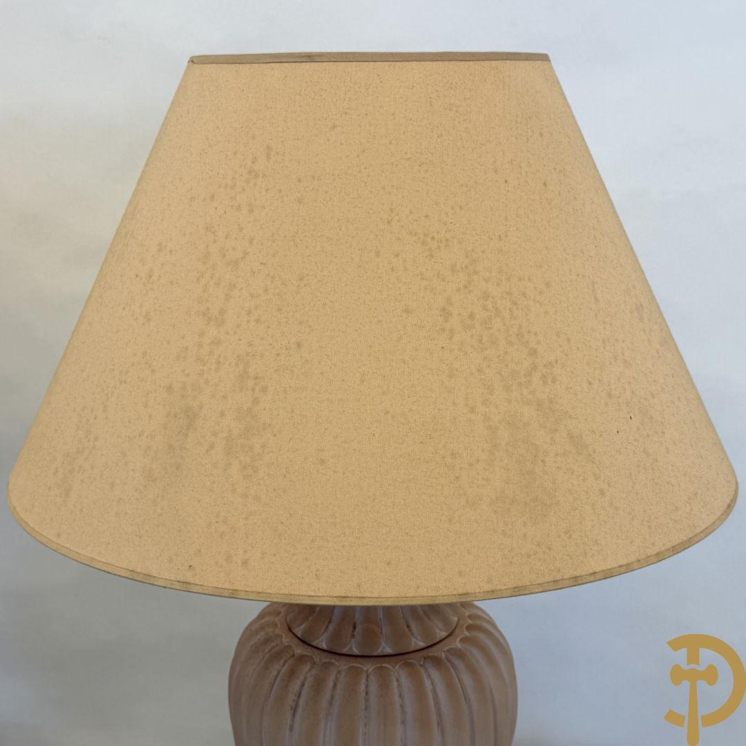 Paar bijzettafels met koperafwerking en glazen fumé blad + 2 bijhorende lampadaires in terra cotta