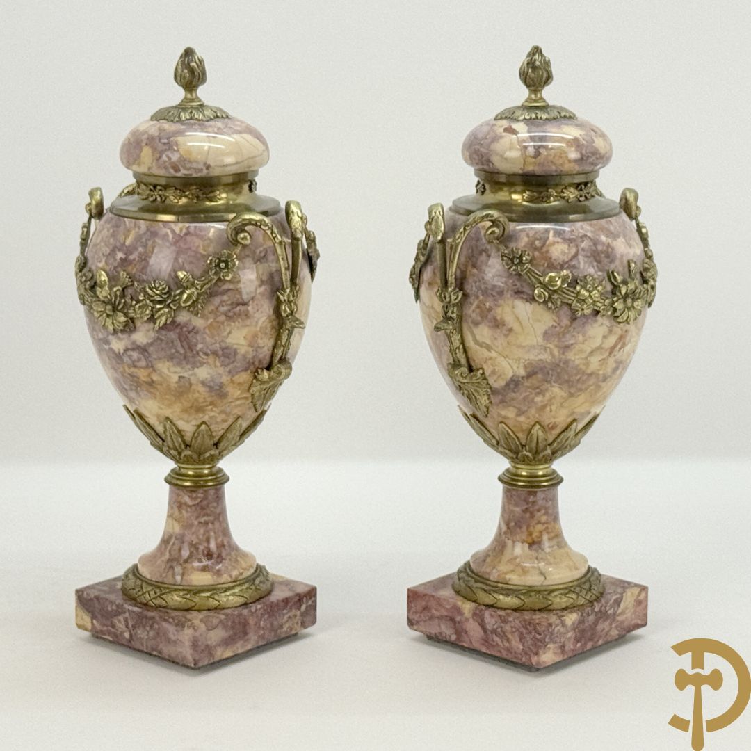 Paar marmeren cassolettes bezet met bronzen bloemenguirlandes