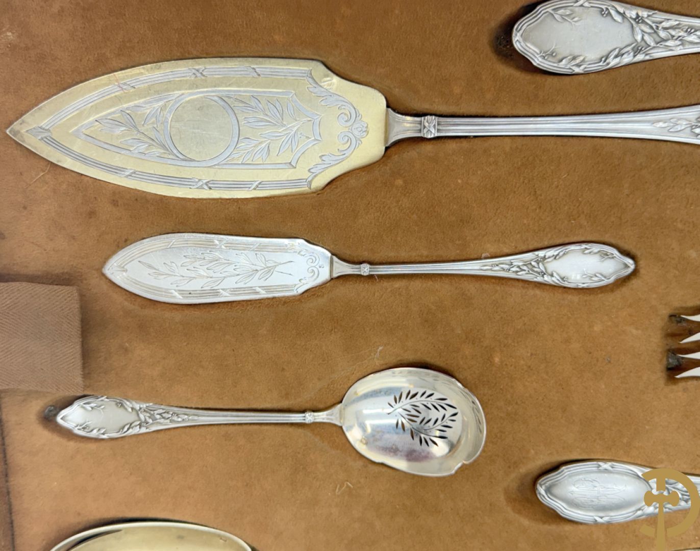 Massief zilveren bestek gedecoreerd met bladranken  in mooie koffer met leder bekleed, gemerkt HS (Henri Soufflot) - 19e 
12 vorken, 12 lepels, 12 messen, 12 dessertvorken, 12 dessertlepels, 12 dessertmessen, 12 koffielepels en 15 grote stukken, met initialen HM