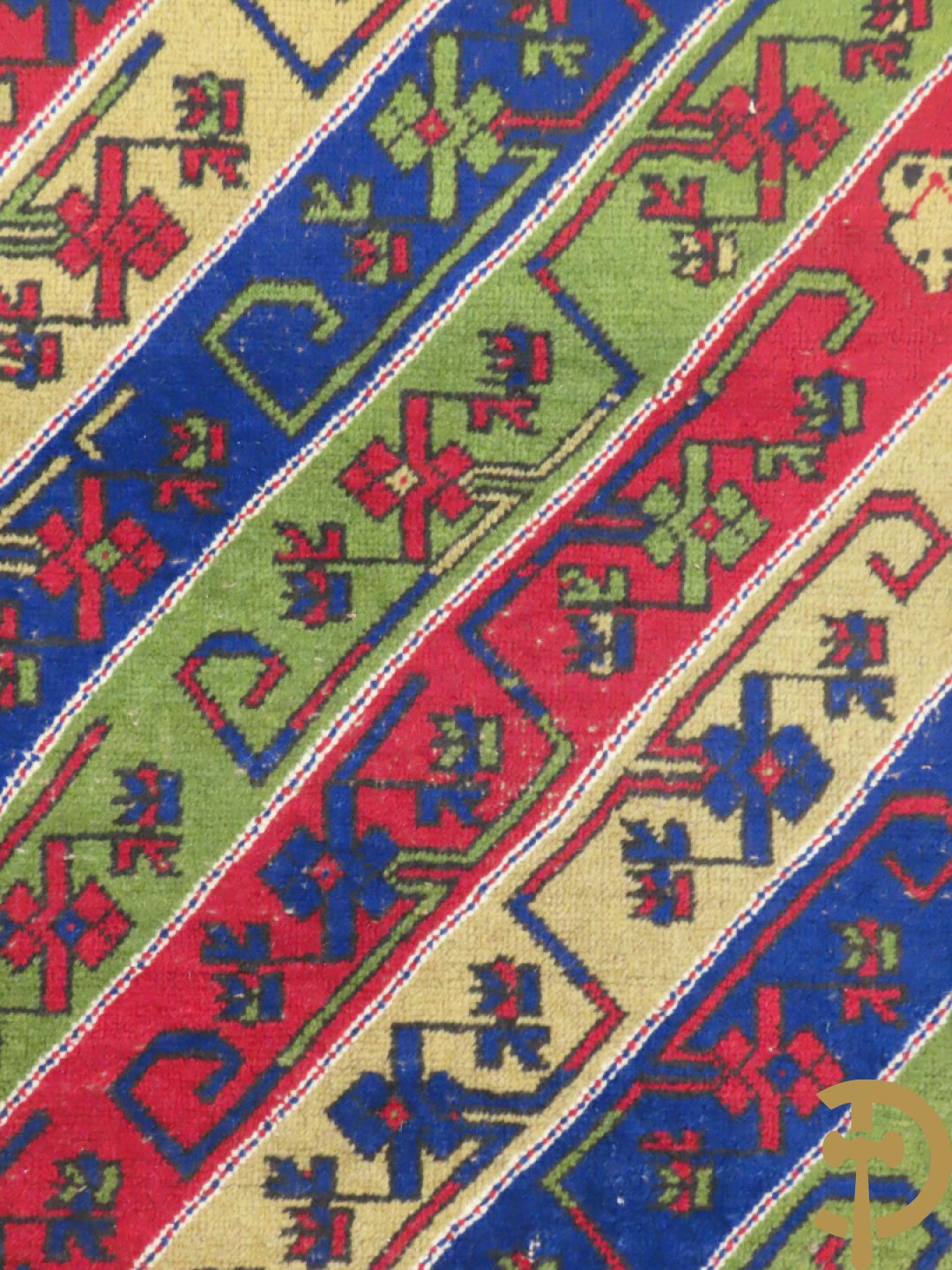 Oosters handgeknoopt tapijt met diagonale kleurbanden  + rood handgeknoopt tapijt met centraal motief + klein handgeknoopt tapijt met bloemenpatroon