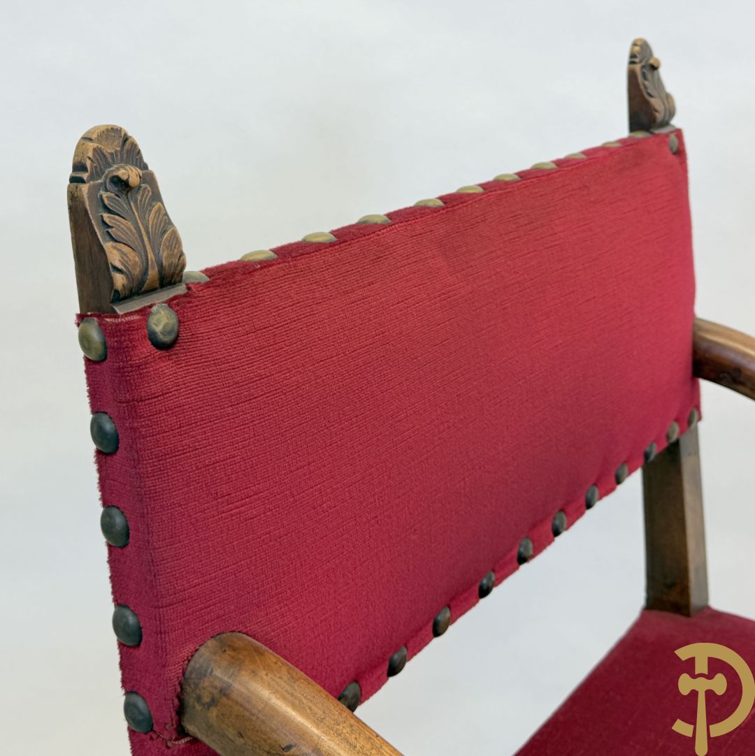 Paar notelaren Louis XIV armzetels met voluutvormige armleuningen met accanthusranken en ballustervormige poten