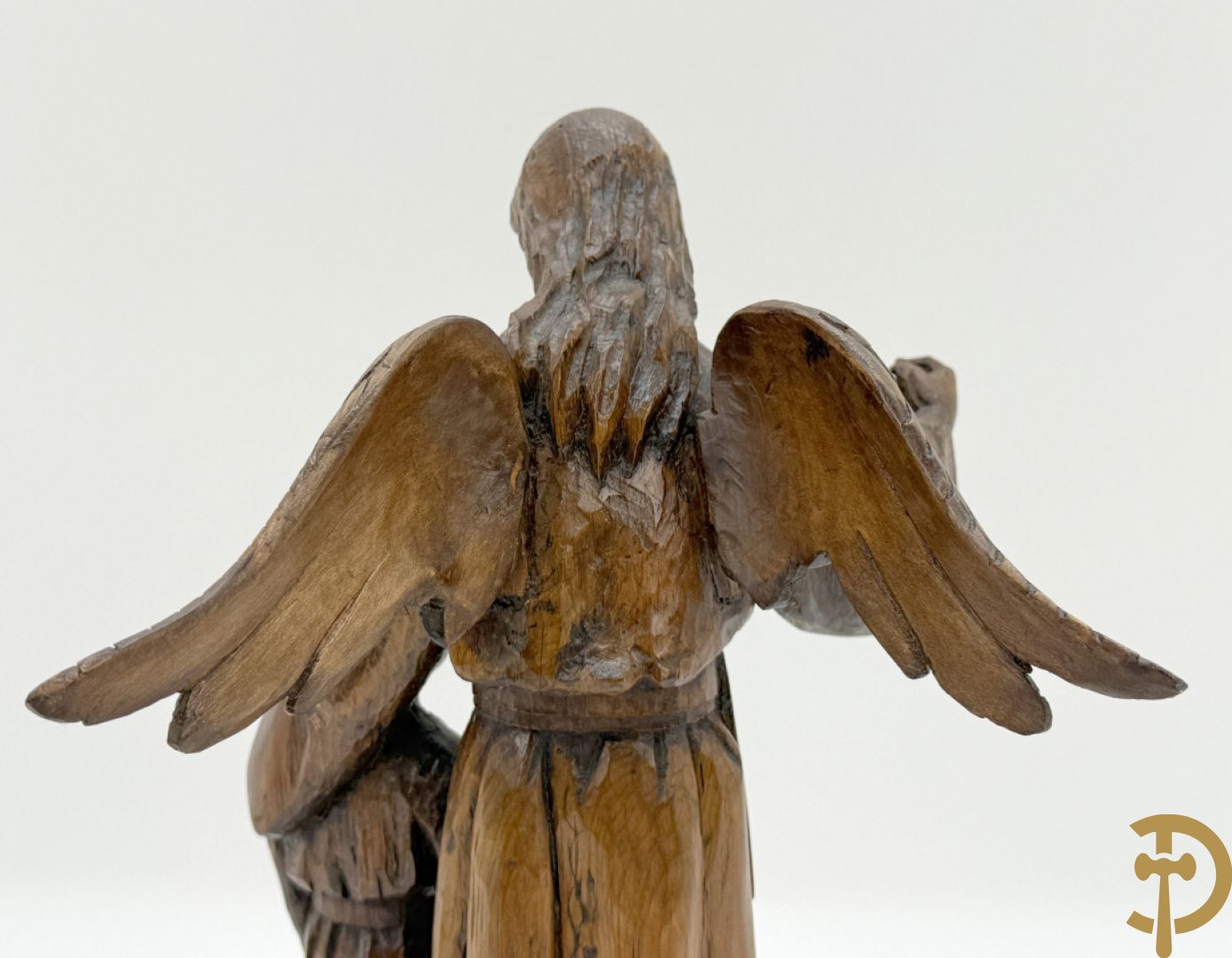 Houtsculptuur van engel met jongeling