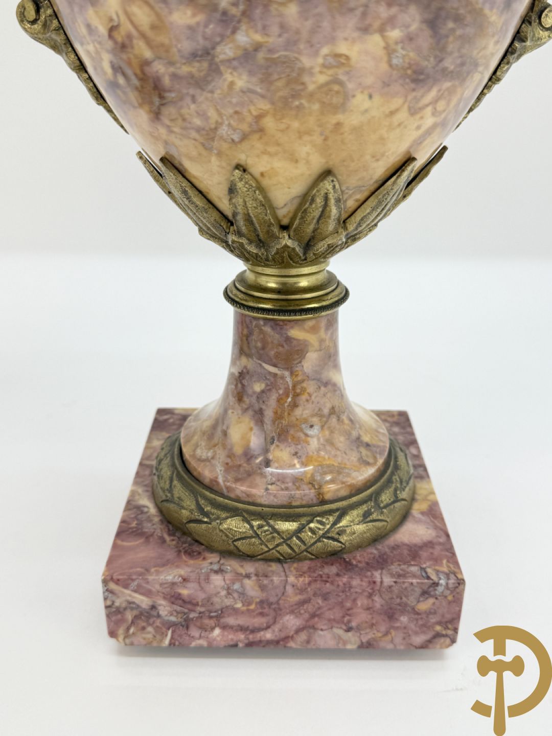 Paar marmeren cassolettes bezet met bronzen bloemenguirlandes