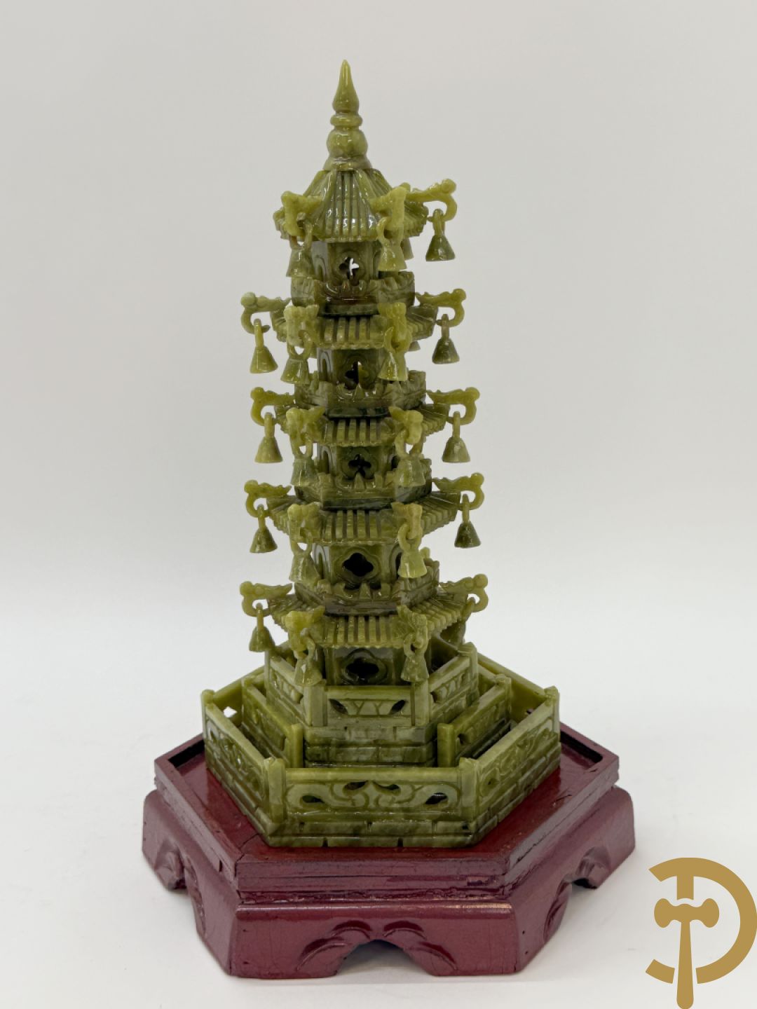 Handgesculpteerde Aziatische tempel op houten sokkel