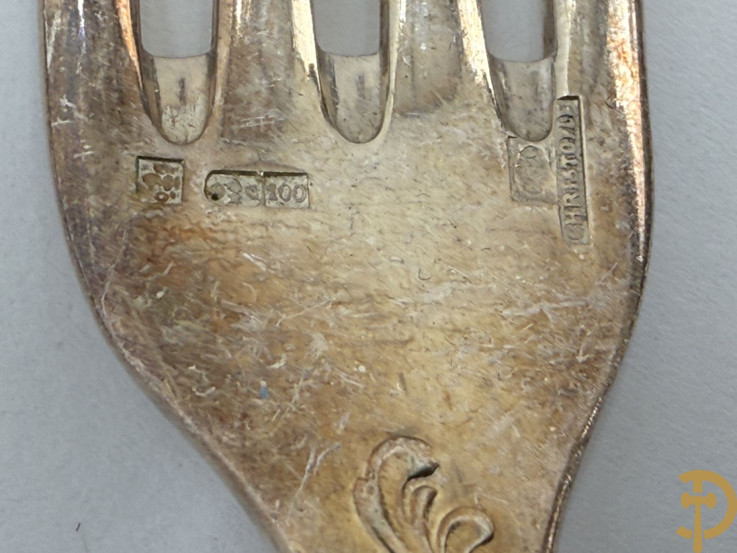 Verzilverd Louis XV bestek Christofle bestaande uit 12 kreeftvorken, 12 vismessen, 12 ijslepels, 3 vorken, 3 lepels, 3 dessertlepels en 3 koffielepels + 8 verzilverde Louis Philippe lepels, 6 verzilverde Louis Philippe vorken + 2 verzilverde vorken + verzilverd mes