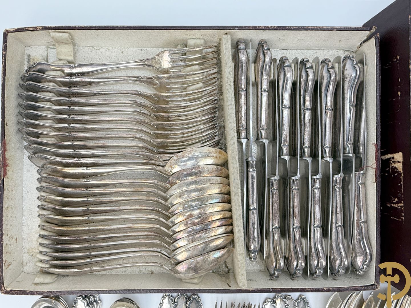 Verzilverd Louis XV bestek bestaande uit 12 lepels, 11 vorken, 12 messen, 12 dessertlepels, 11 dessertvorken, 12 dessertmessen, 12 koffielepels, 12 kleine vorken, 12 visvorken, 12 vismessen en 6 losse stukken