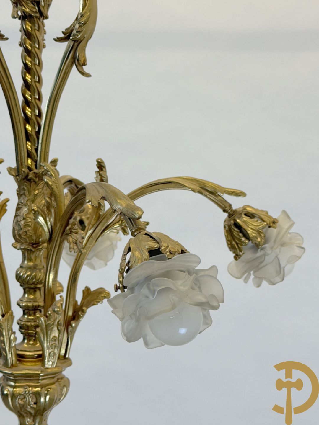 Vijfarmige luchter bezet met roosjes, Louis XV stijl bezet met accanthusranken