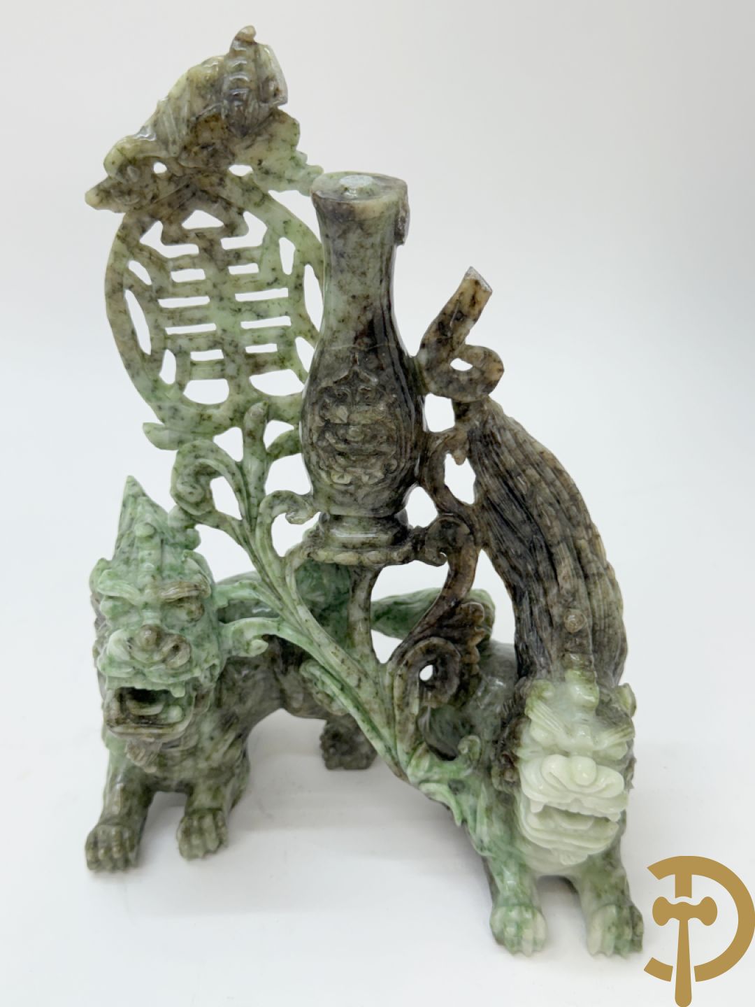 Sculptuur in speksteen van natuurtafereel met vogels en pioenrozen + speksteen sculptuur tafereel van 2 fo honden en vaas