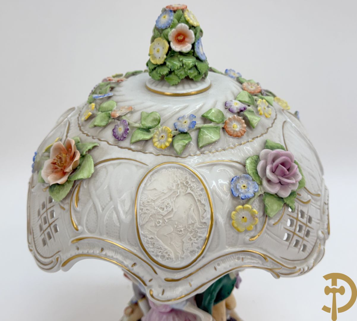 Porseleinen lampadaire met dansende figuren, bovenaan met porseleinen kap bezet met bloemmetjes