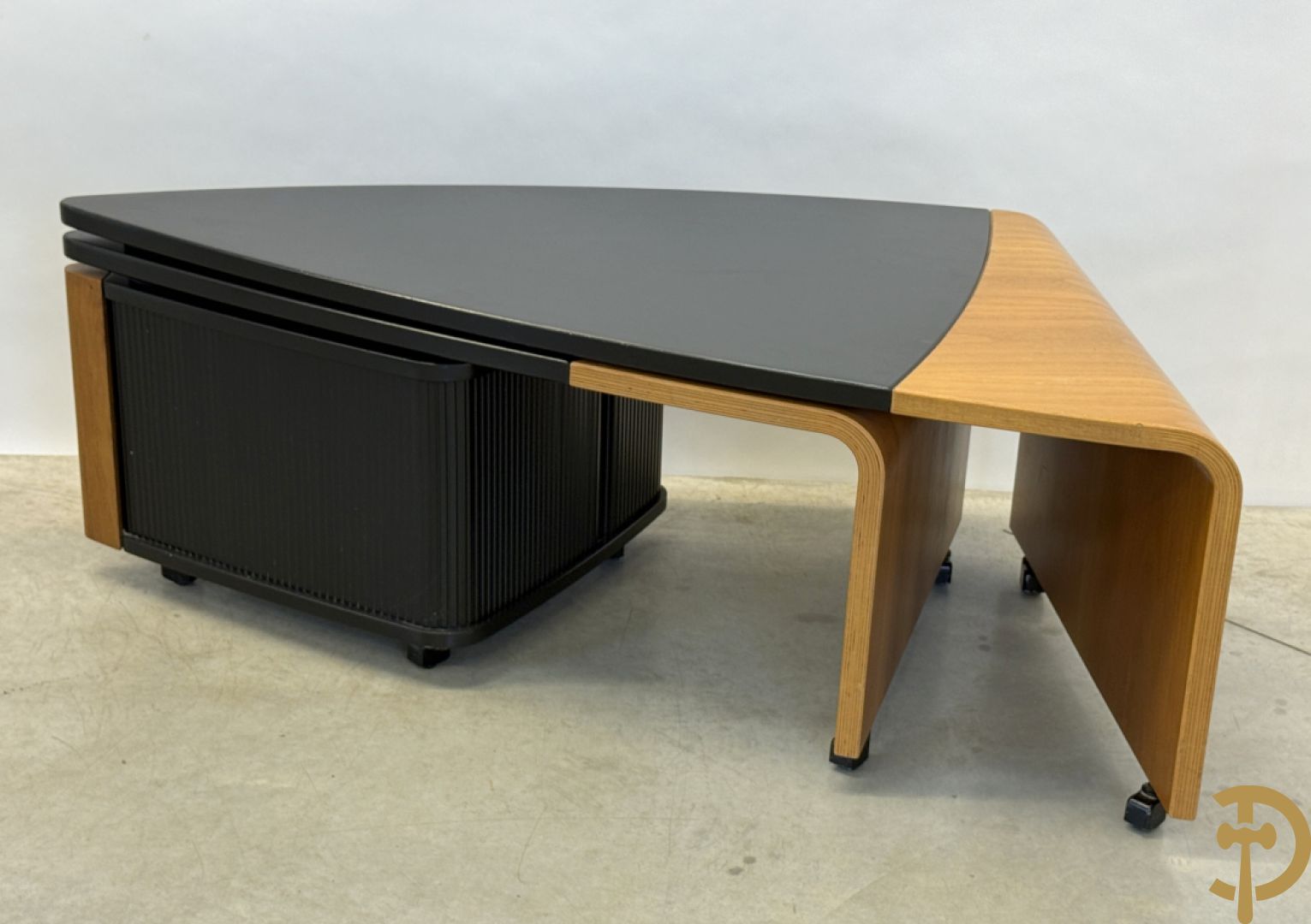 Openschuifbare design tafel - 3 ledig met centraal opbergmeubeltje