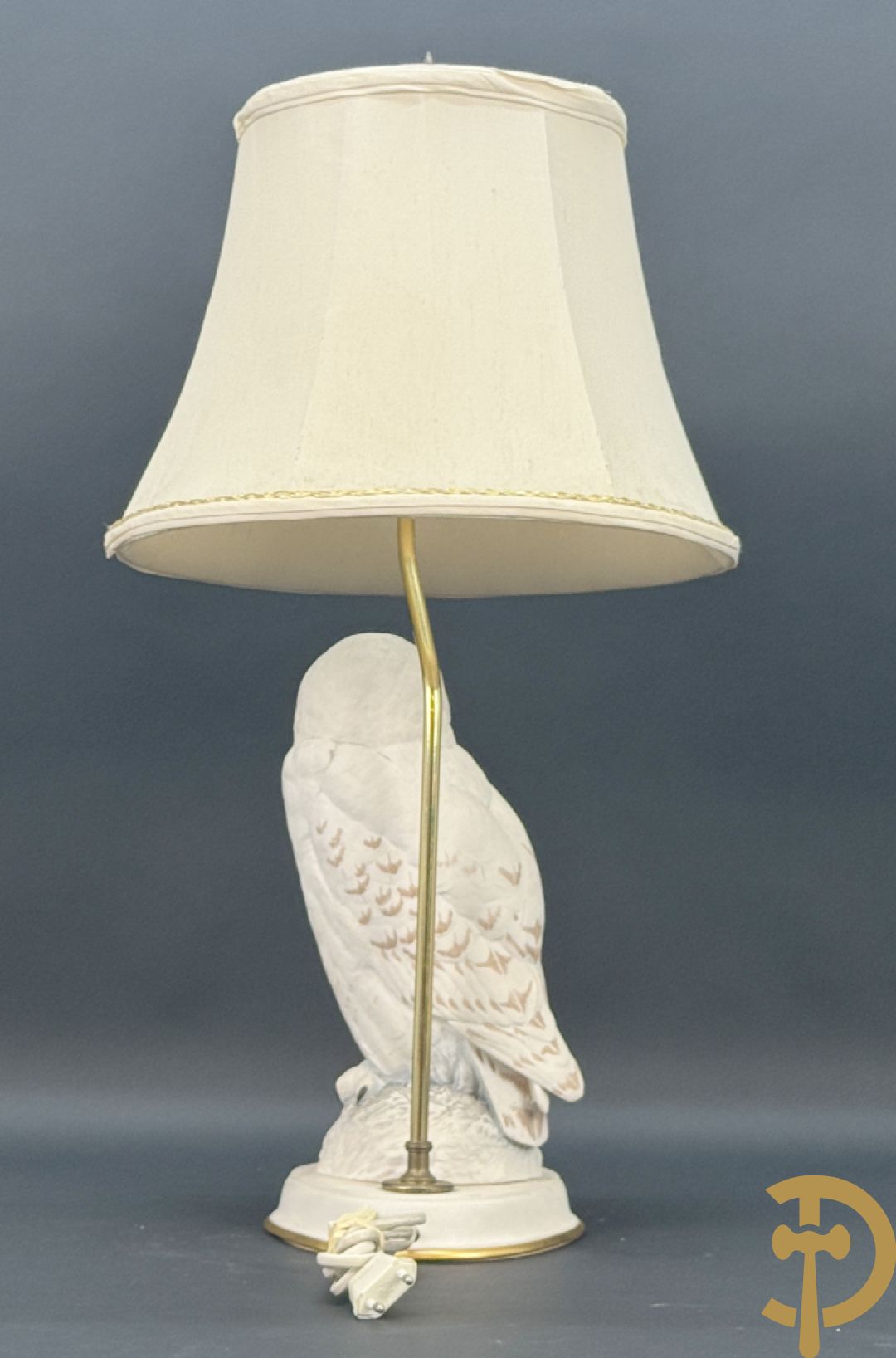 Porseleinen beeld van witte sneeuwuil als lampadaire, door Raymond Watson getekend in 1987 bij de Franklin Mint Compagnie