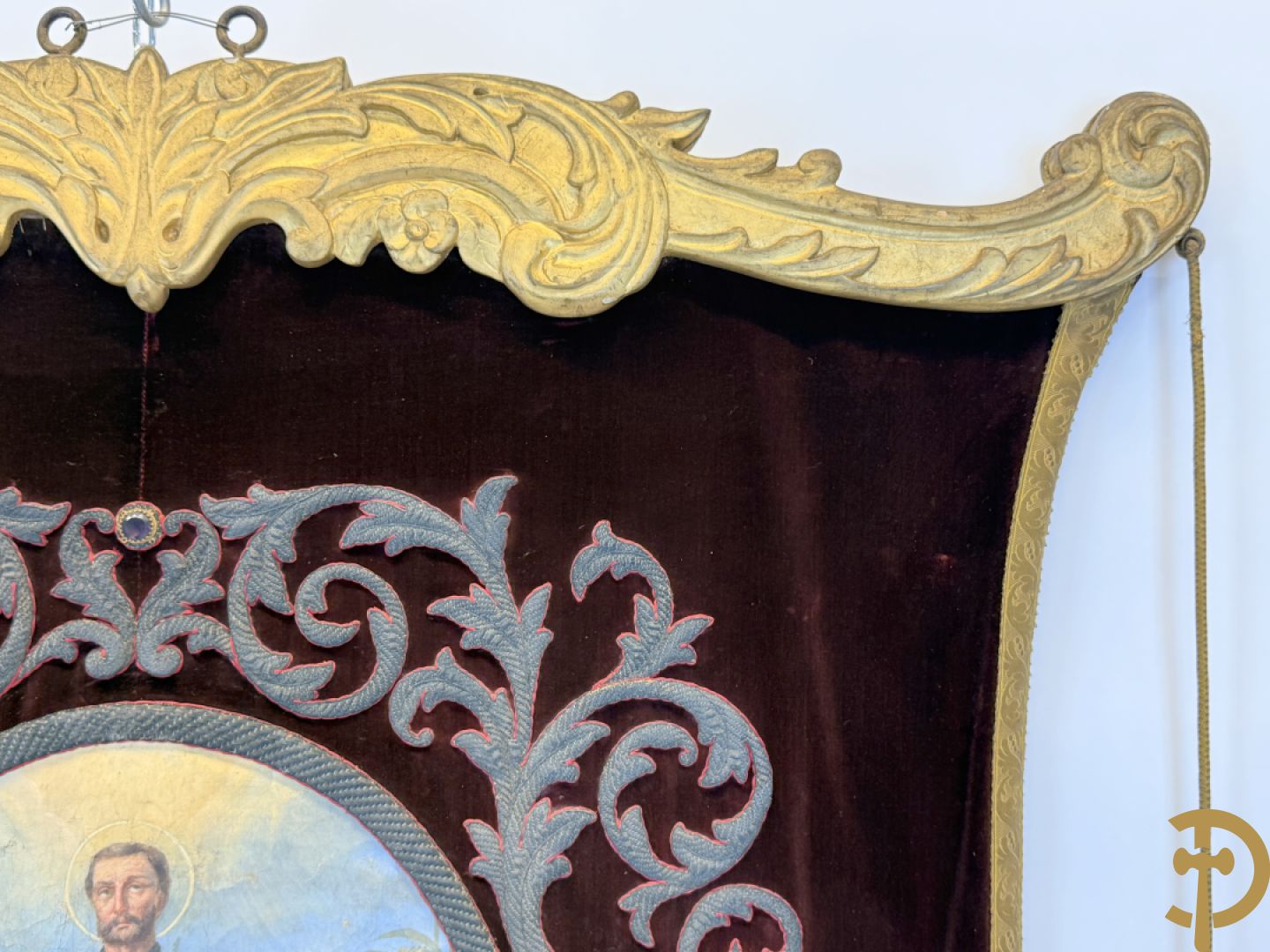 Processiebannier met bordeaux vaandel bezet met goudbrocaat van accanthusranken, Wortegem 1878, centraal handbeschilderd medaillon met voorstelling van Franciscus Xaverius - gehouden door verguld houtgesculpteerd ornament