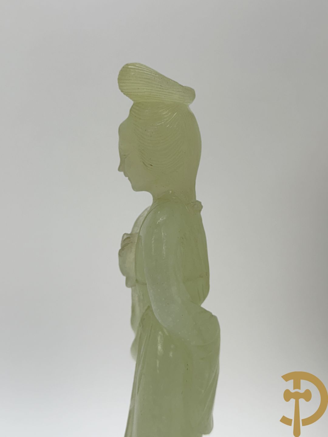 Jadeiet sculptuur van boedhistisch figuur + jadeiet wijsgeer met perziken + geisha in jadeiet