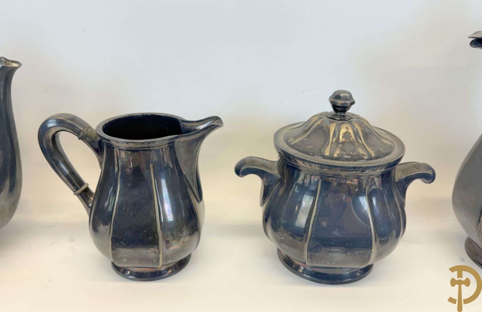 Koffieset Whiskemen (suikerpot met bluts) + Zes verzilverde kandelaars + verzilverde ijscoupes + verzilverde koffiefilters + olie- en azijnstel + verzilverde suikerstrooier e.a.