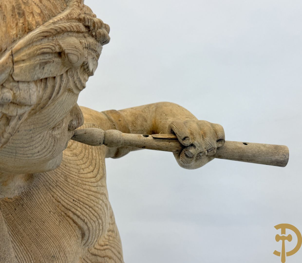 Houtgesculpteerde fluitspelende cupido staande op schelp