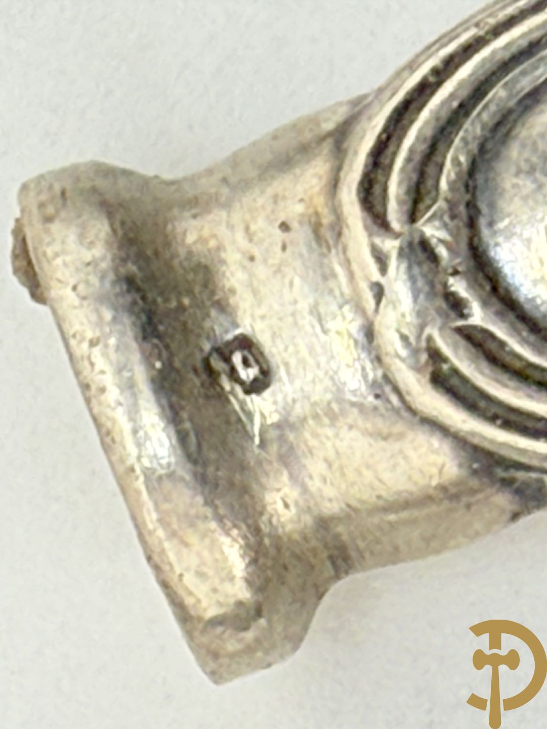 11 massief zilveren kleine lepels en 11 massief zilveren kleine vorken met bandes croisées, Delheid (813 gram) + messen met zilveren heft (na te zien)