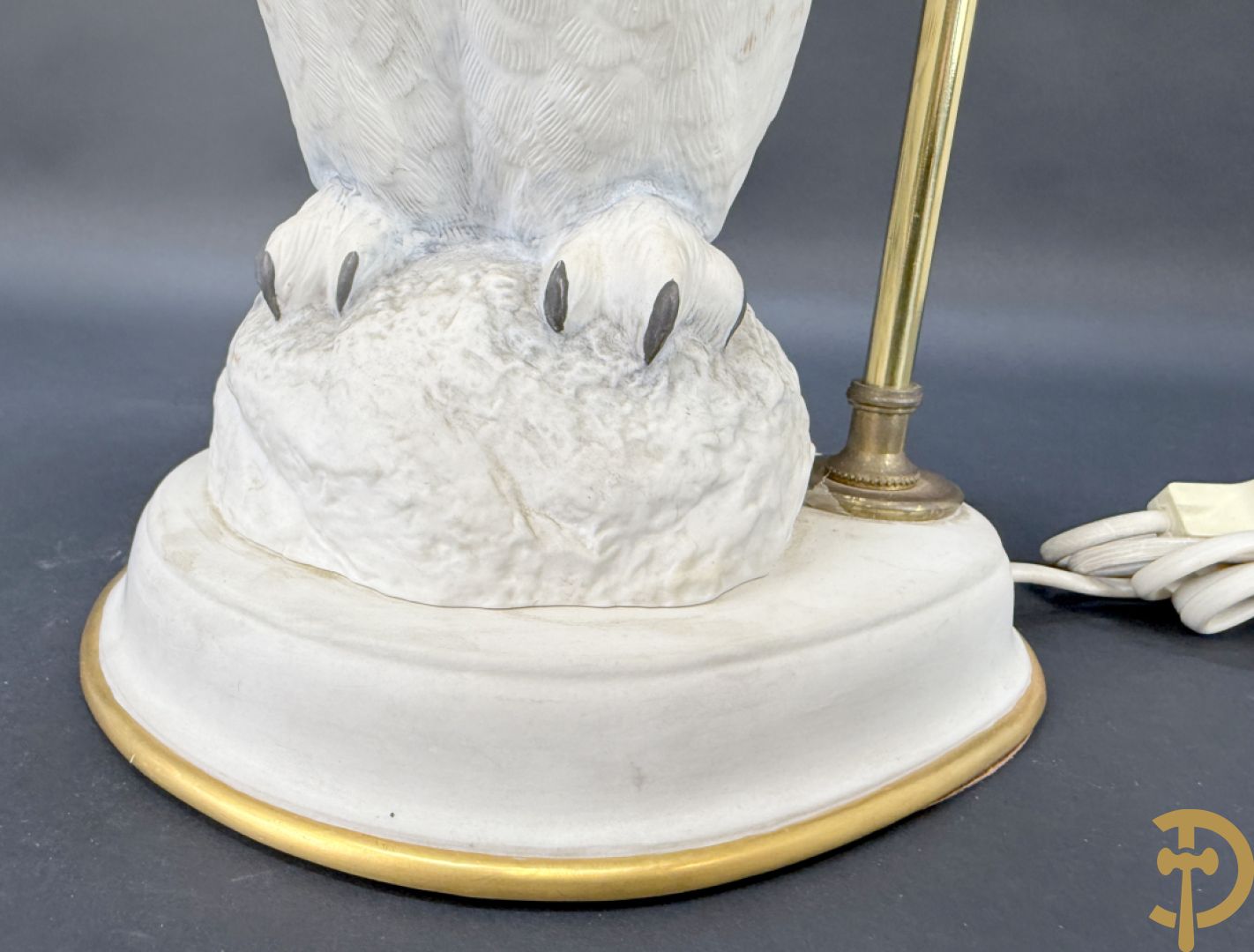 Porseleinen beeld van witte sneeuwuil als lampadaire, door Raymond Watson getekend in 1987 bij de Franklin Mint Compagnie