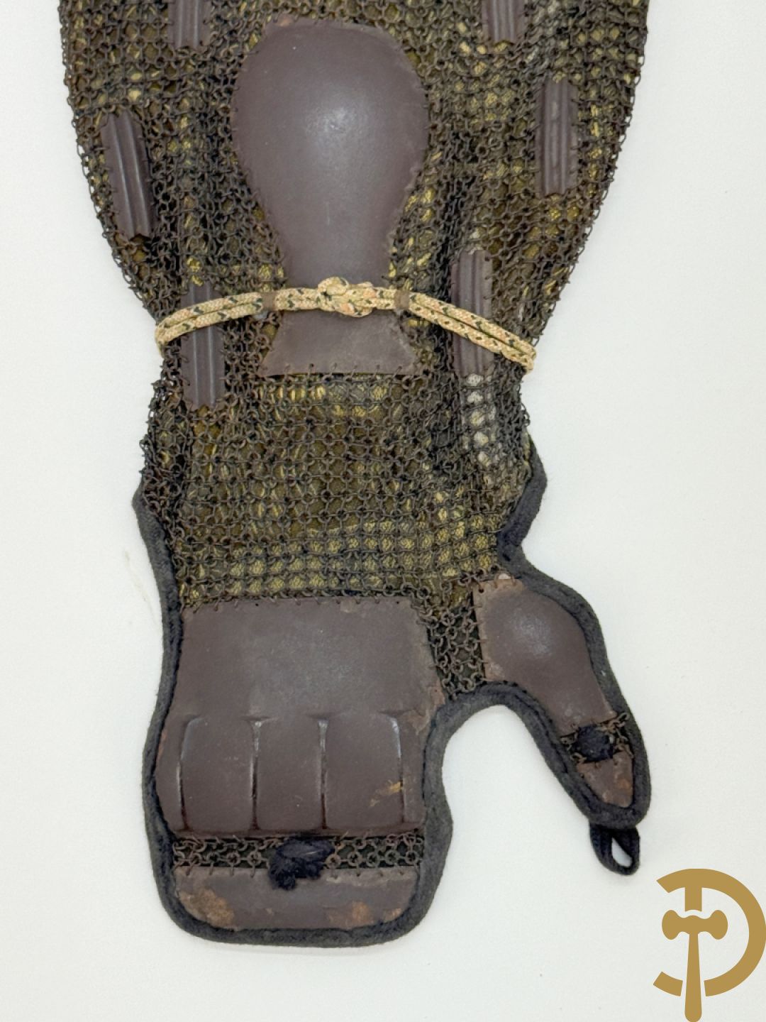 Paar Japanse mouwen met metalen filigraanwerk van een Samourai kostuum, Edo periode