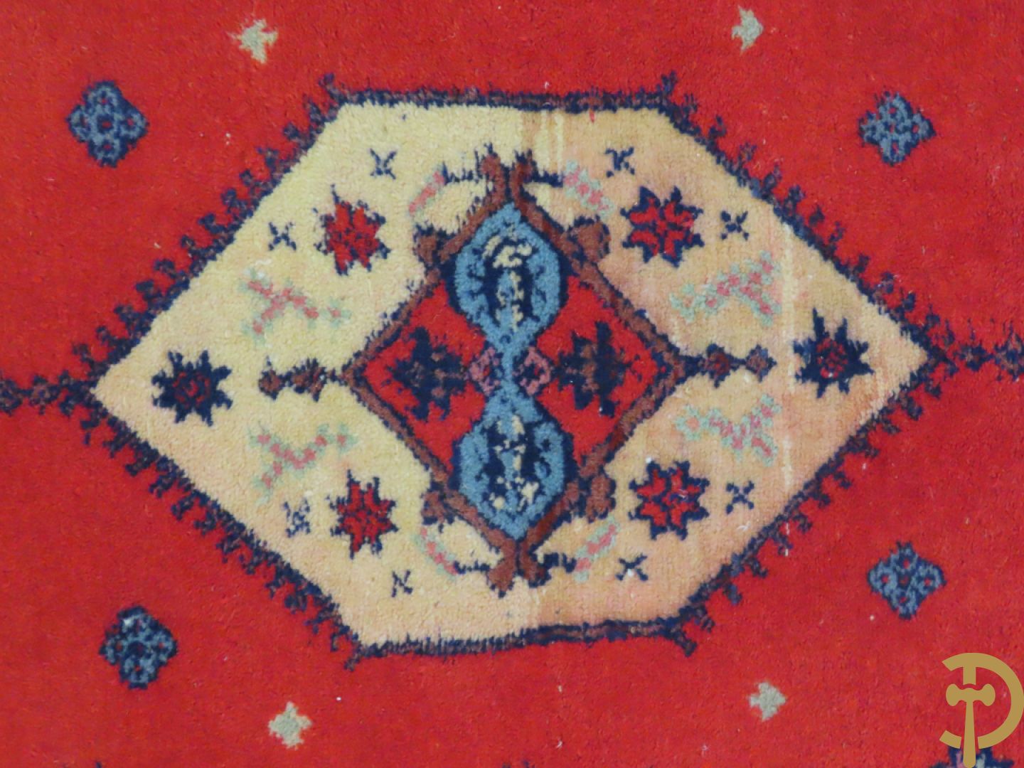 Oosters handgeknoopt tapijt met diagonale kleurbanden  + rood handgeknoopt tapijt met centraal motief + klein handgeknoopt tapijt met bloemenpatroon