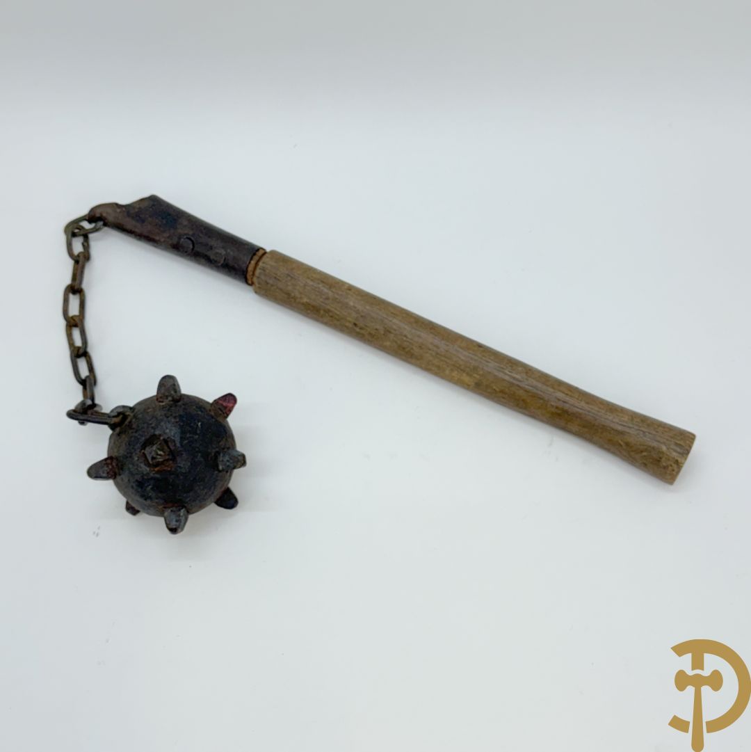 Oude replica goedendag met metalen bol