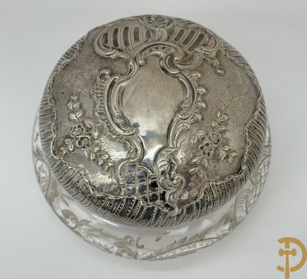 Massief zilveren schaaltje met Louis XV motieven, Delheid + bonbonnière met zilveren deksel + massief zilveren geajoureerd schaaltje + lakzegel met bewerkt handvat