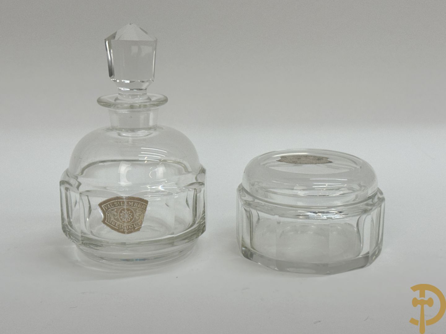 Mooi lot gekleurd Val Saint Lambert kristal bestaande uit 4 vazen, parfumstel (2 ledig), geslepen glas, coupe, onderzetters en 3 asbakken (14 stuks in het totaal)