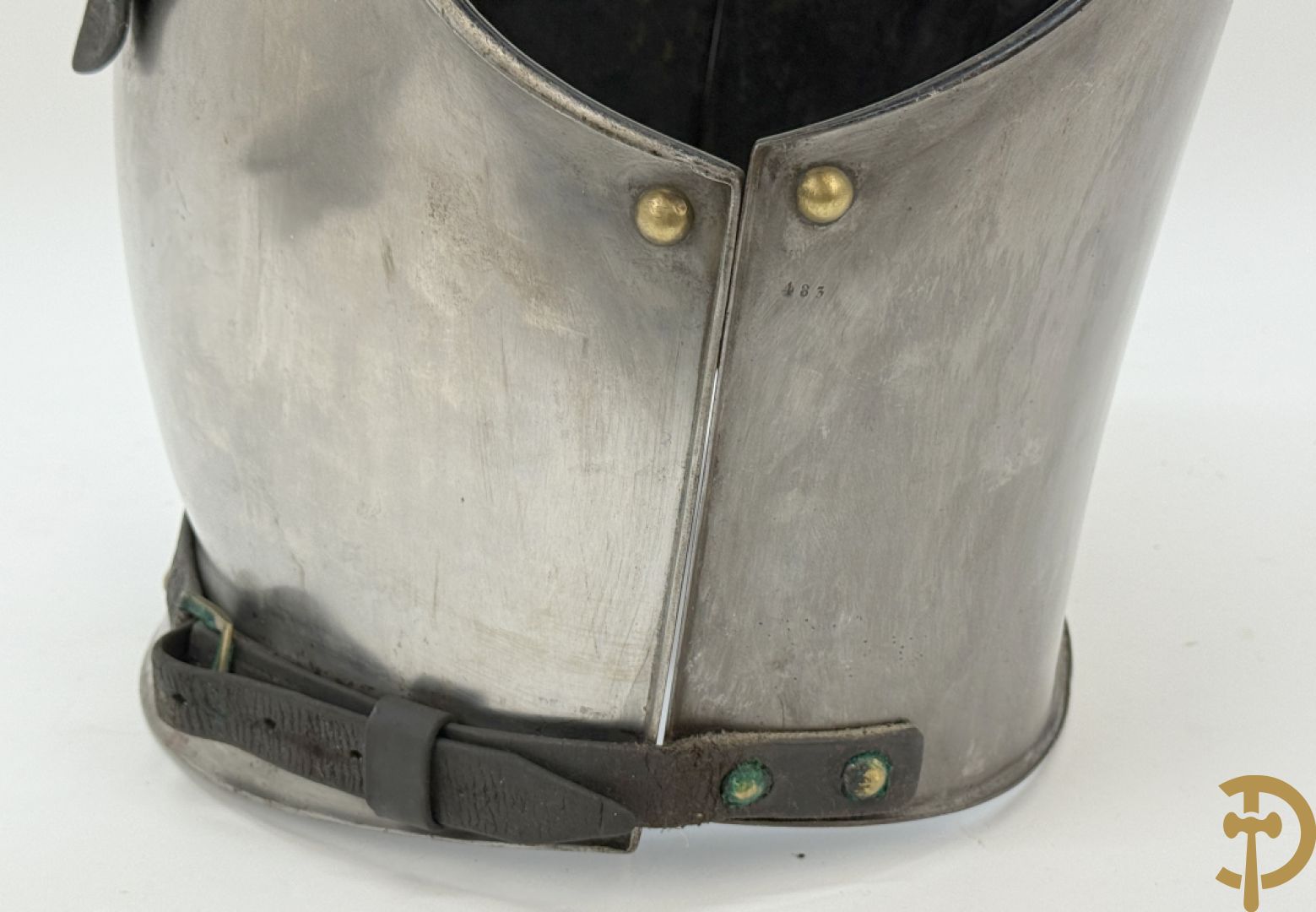 Frans metalen borststuk/ kuras voor de cavalerie met lederen riem en koperen stukken, Manufacture de Klingenthal 1828, 19e