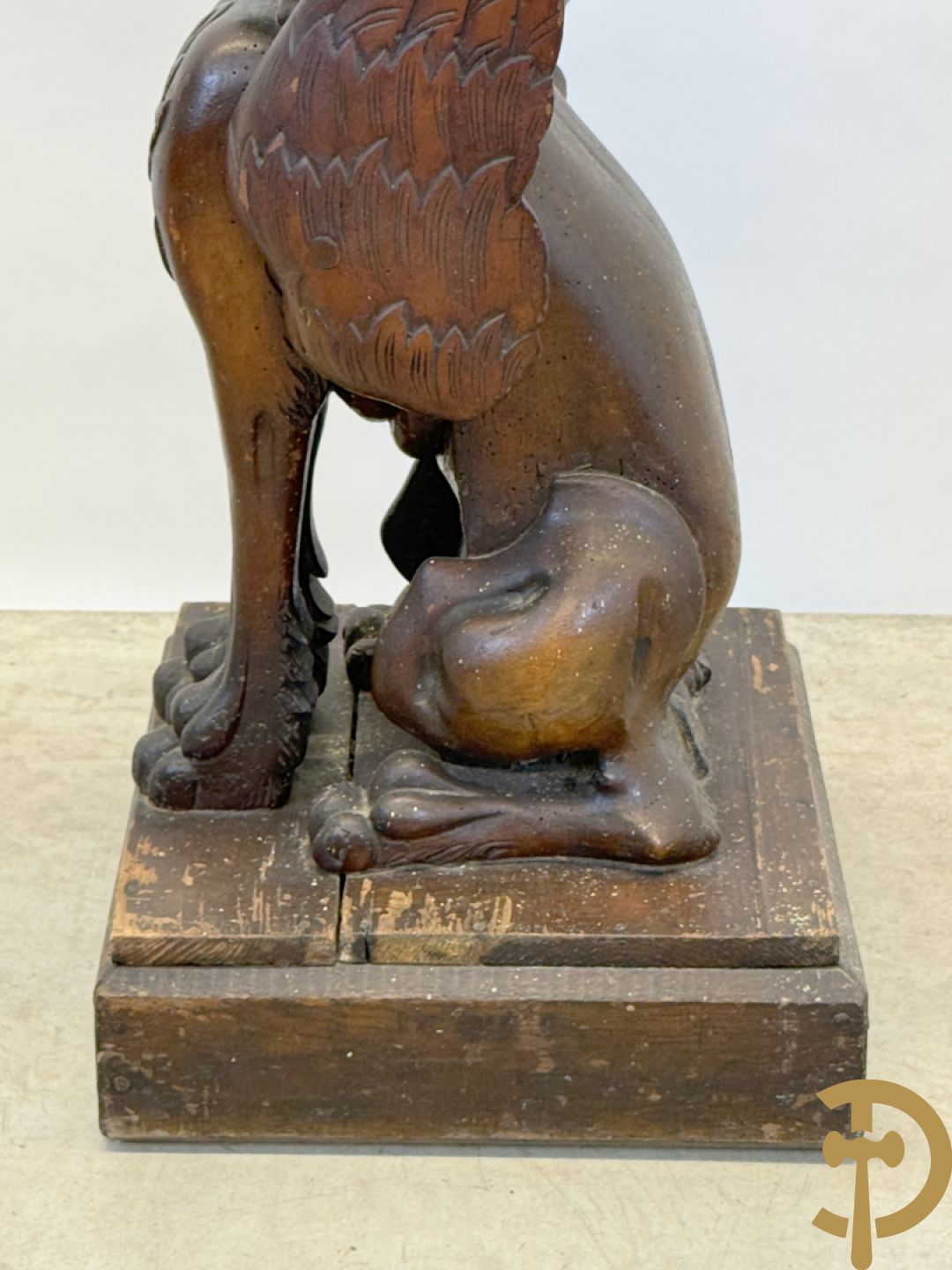 Houtgesculpteerde sokkel in de vorm van een handgesculpteerde fo hond bezet met marmeren plateau