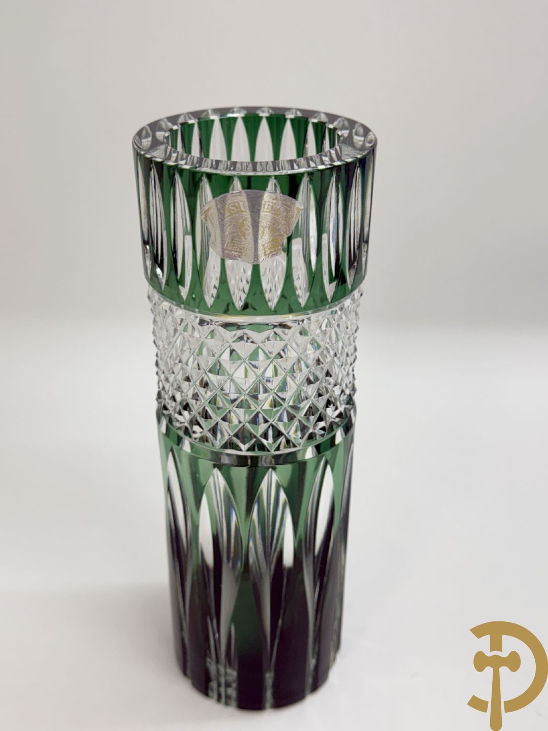 Mooi lot gekleurd Val Saint Lambert kristal bestaande uit 4 vazen, parfumstel (2 ledig), geslepen glas, coupe, onderzetters en 3 asbakken (14 stuks in het totaal)