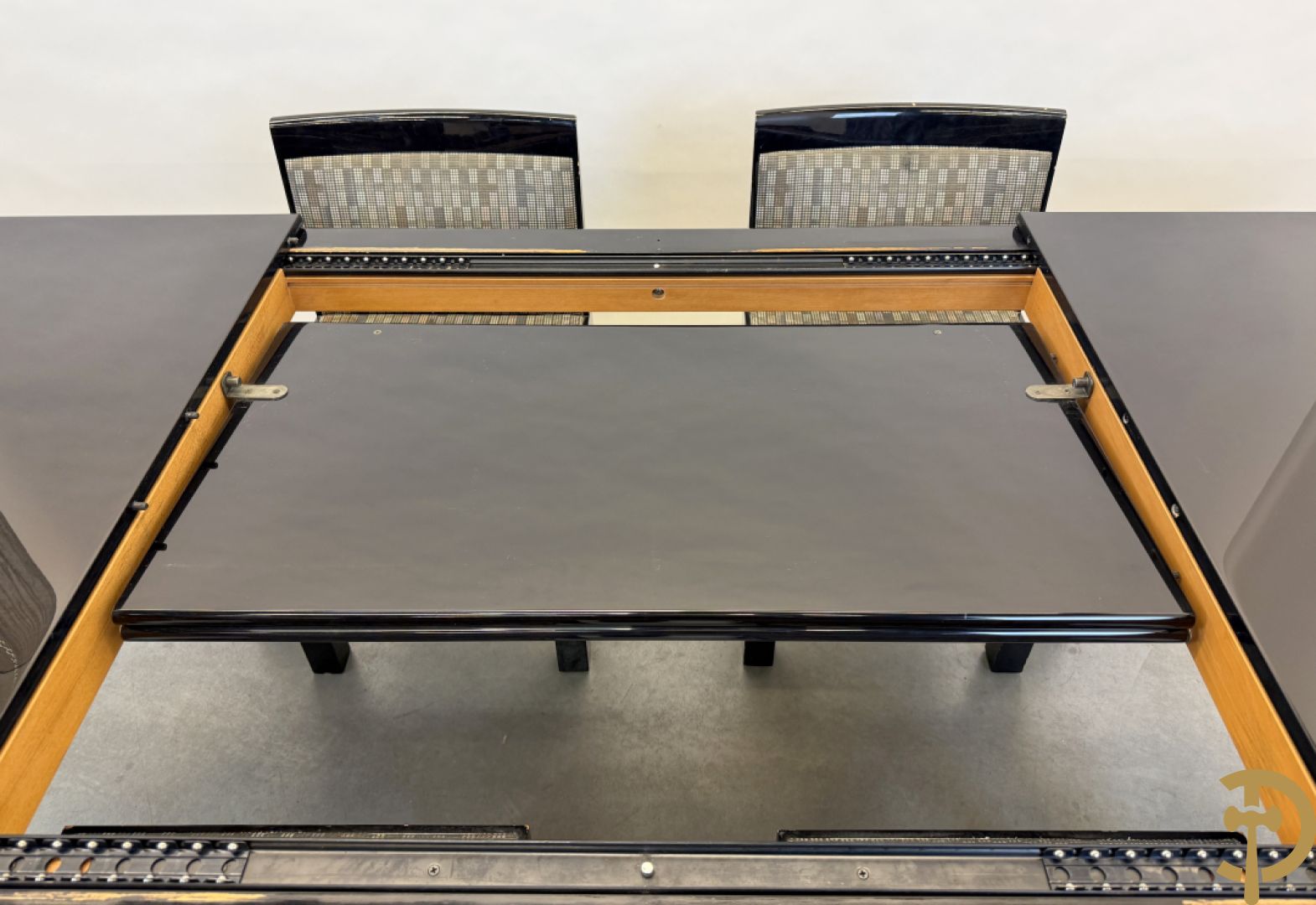 Zwartgelakte uittrekbare vintage designtafel met 4 bijhorende stoelen model 