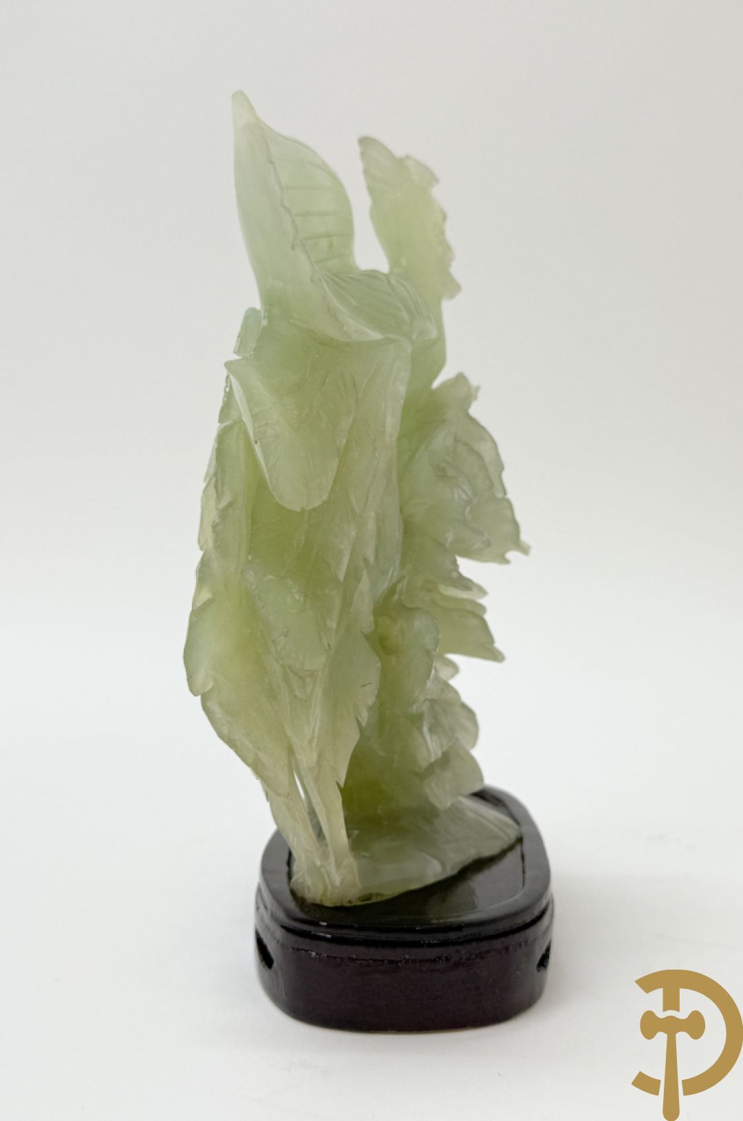 Drie handgesculpteerde Aziatische vogels met bloemenmotieven in jadeiet + klein haantje in jadeiet