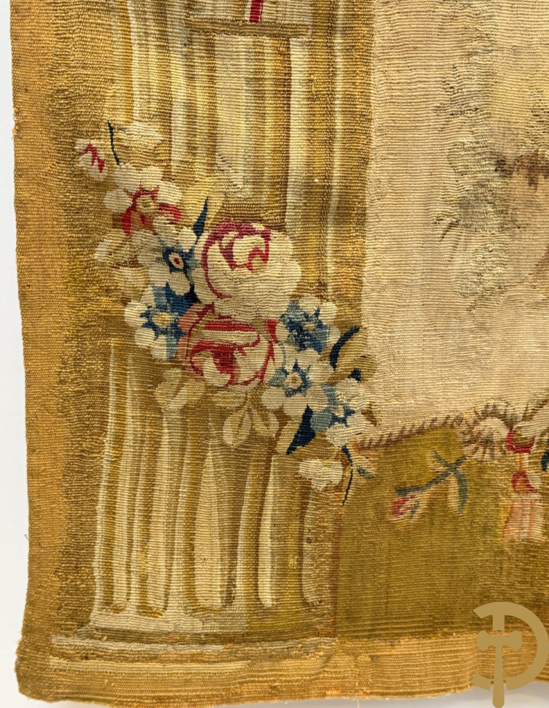 Handgeweven wandtapijt met centraal decor van dames in landschap met de oogst omgeven door bloemenguirlandes
