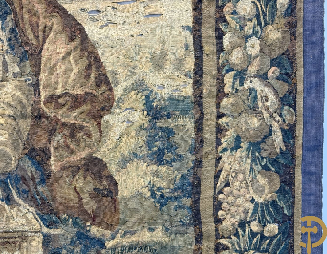 Fragment van wandtapijt met geanimeerde mythologische scène, omgeven door florale omranding, 18e