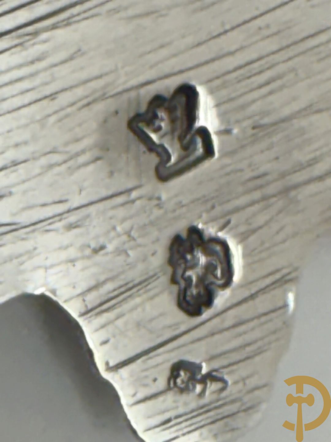 Massief zilveren schaal met handvaten in schelpvorm , Parijs 1752-1753, zilversmid Antoine Bailly, het meesterteken is aangebracht op beide handvaten en middenstuk, met décharge stempel paardenhoofd