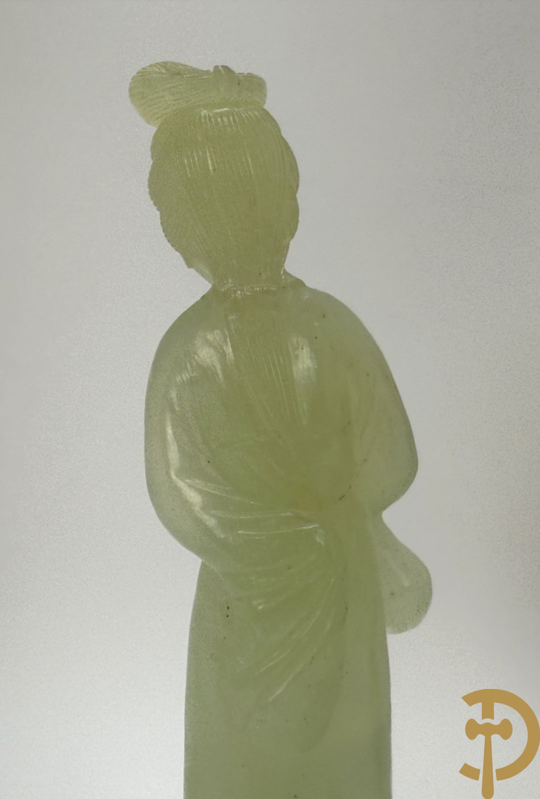 Jadeiet sculptuur van boedhistisch figuur + jadeiet wijsgeer met perziken + geisha in jadeiet
