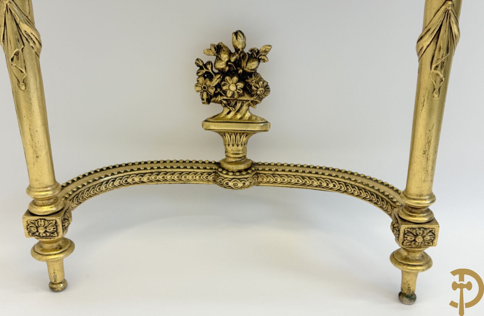 Vergulde console met Louis XVI motieven en amfoor  + vergulde spiegel met Louis XVI motieven