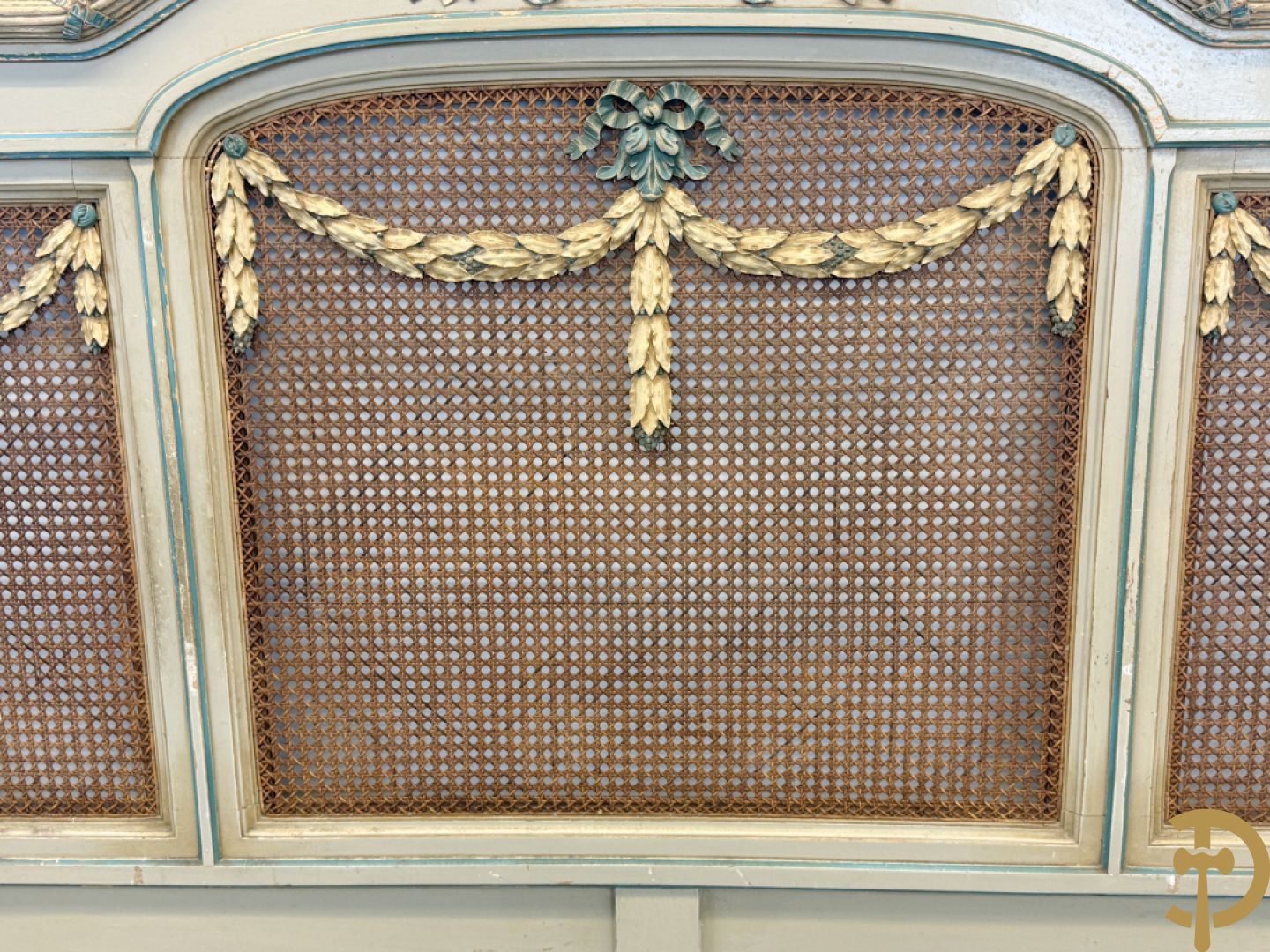 Gepatineerd Louis XVI bed met cannage en guirlandes + 2 muurconsoles met cannage en marmeren blad