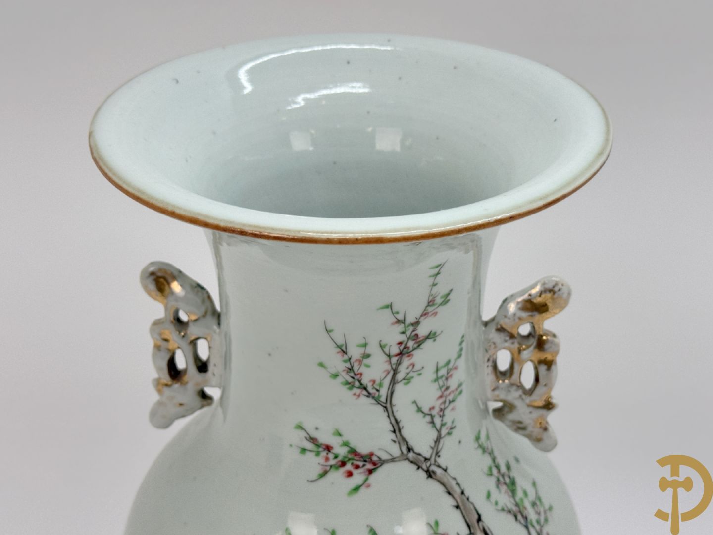 Chinese porseleinen vaas met decor van dames in landschap