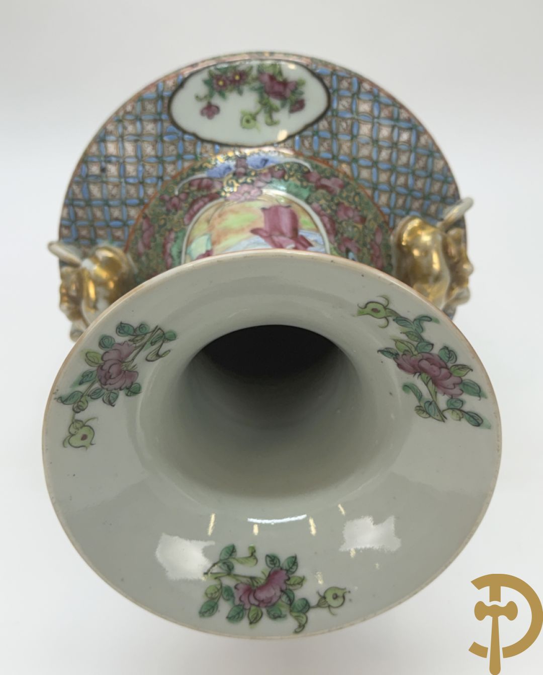 Paar Chinese porseleinen famille rose Kanton vazen met geanimeerd decor en zijdelings met fo honden
