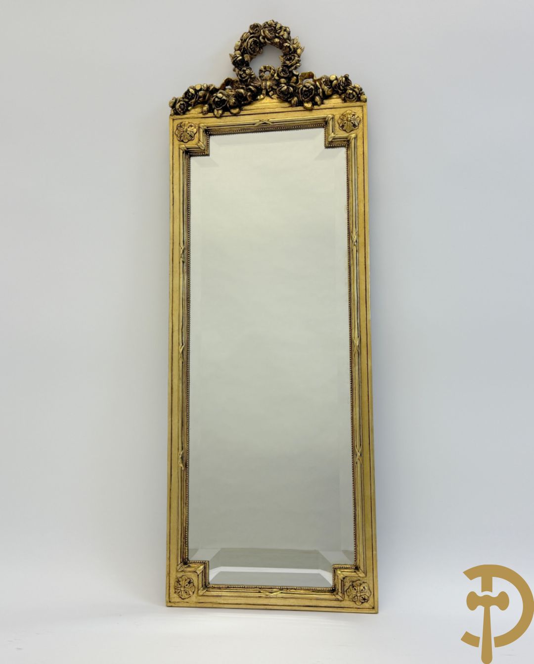 Vergulde console met Louis XVI motieven en amfoor  + vergulde spiegel met Louis XVI motieven