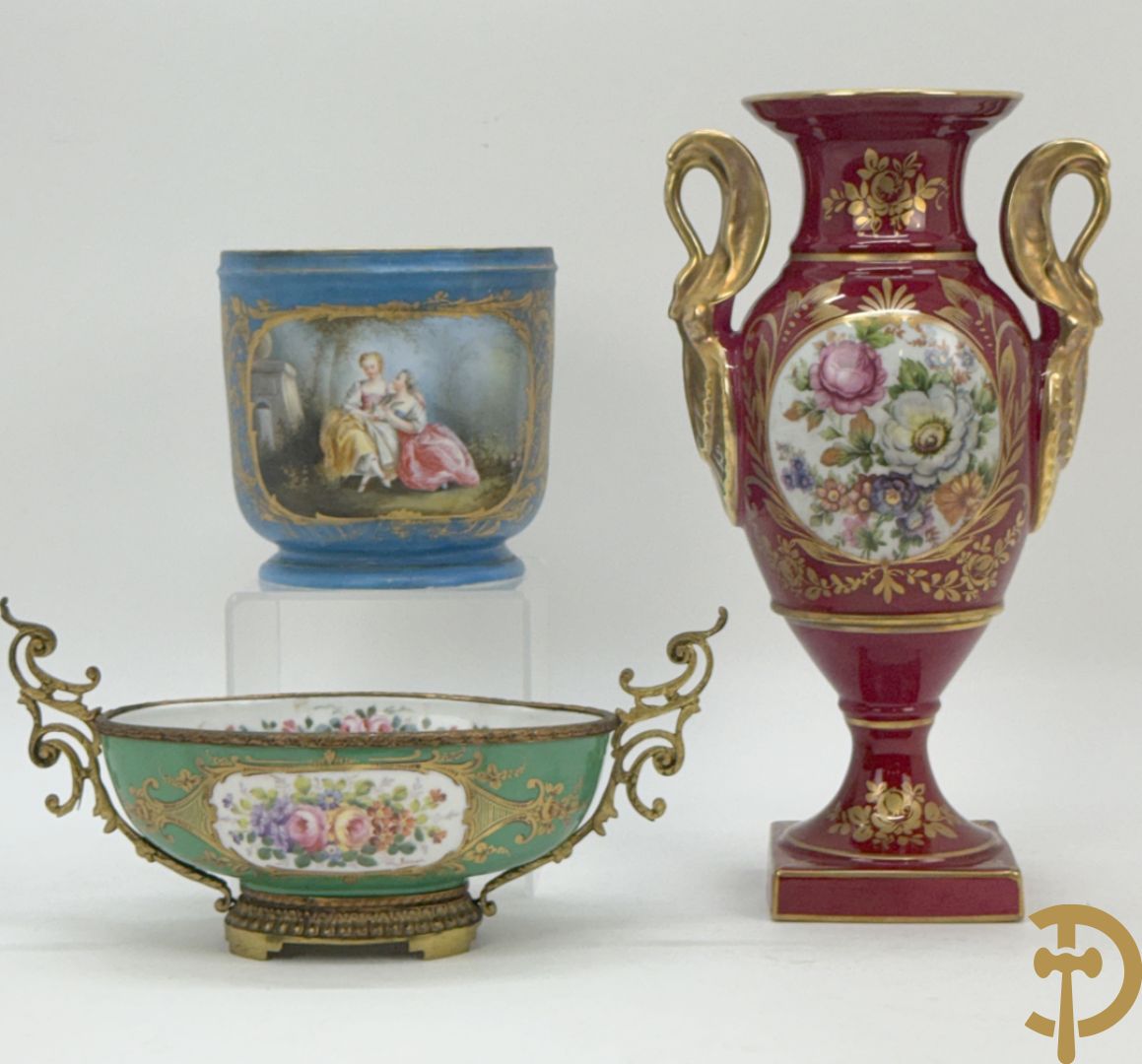 Sèvres cachepot met dubbel decor van handbeschilderde romantische dames en bloemendecor + cachepot in Frans porselein met bloemendecor gevat in bronzen houder + Limoges medici vaas met zwanehalzen