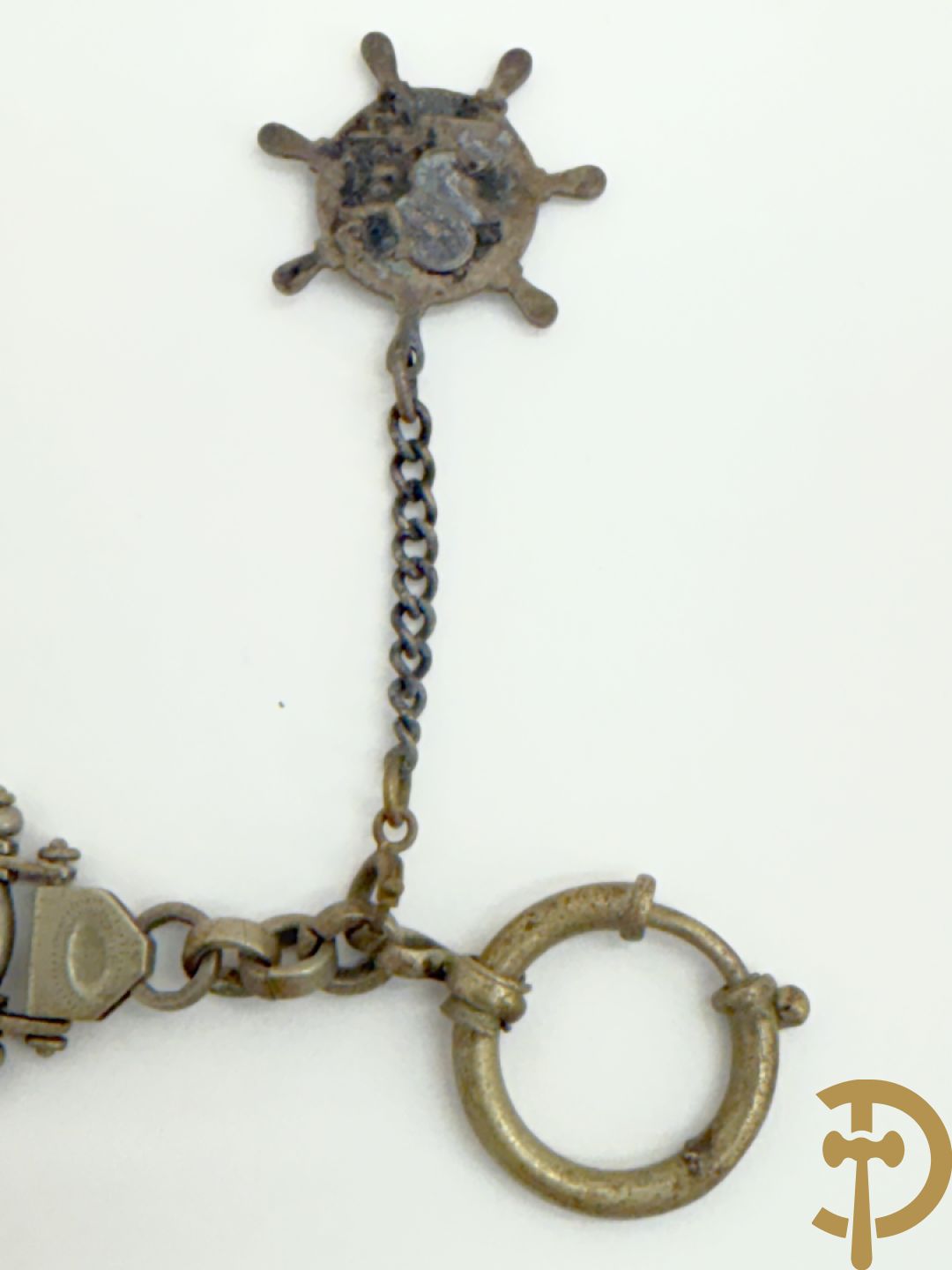 Vier 19e zakhorloges met Romeinse cijfers w.o. zilver + 2 zakhorlogekettingen