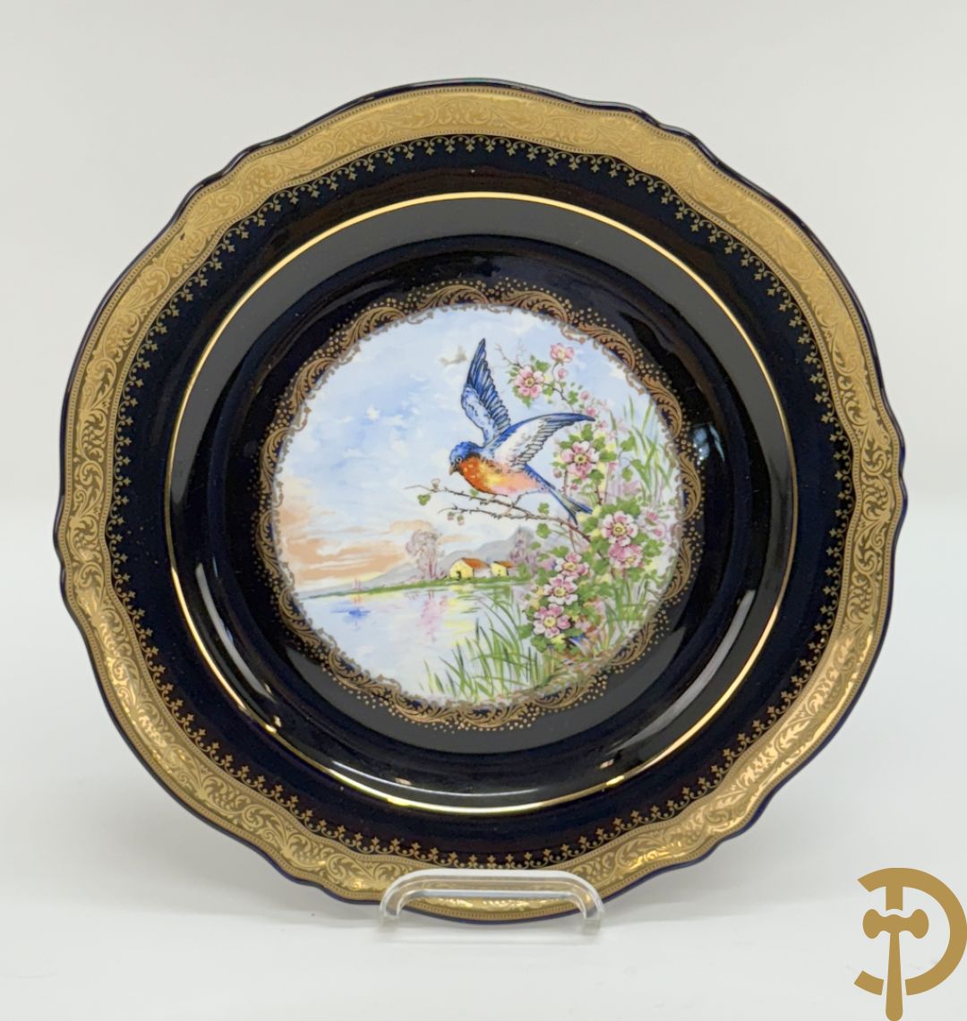 Mooi lot Limoges porselein bestaande uit grote en kleine Medici vaas met bloemendecor, 3 cache pots, bord, 2 coupes, Tas en schoteltje (9 stuks in totaal)