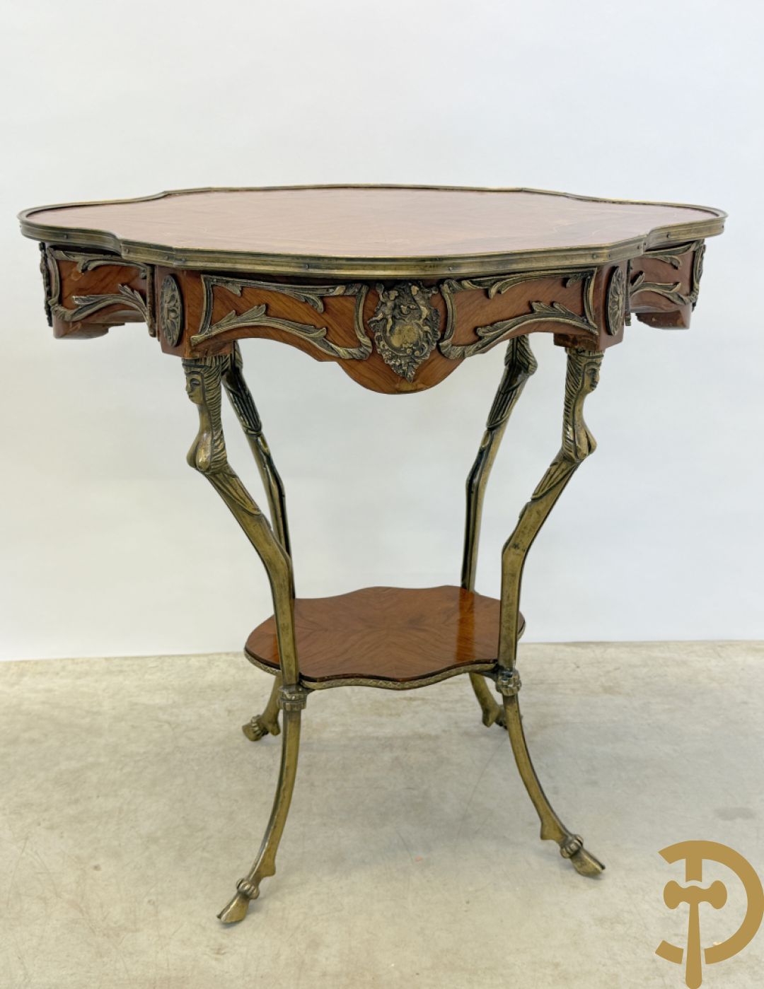 Paar mahoniehouten bijzettafels, Louis XV stijl, met bronzen ornamenten en bronzen bokkepoten - Replica