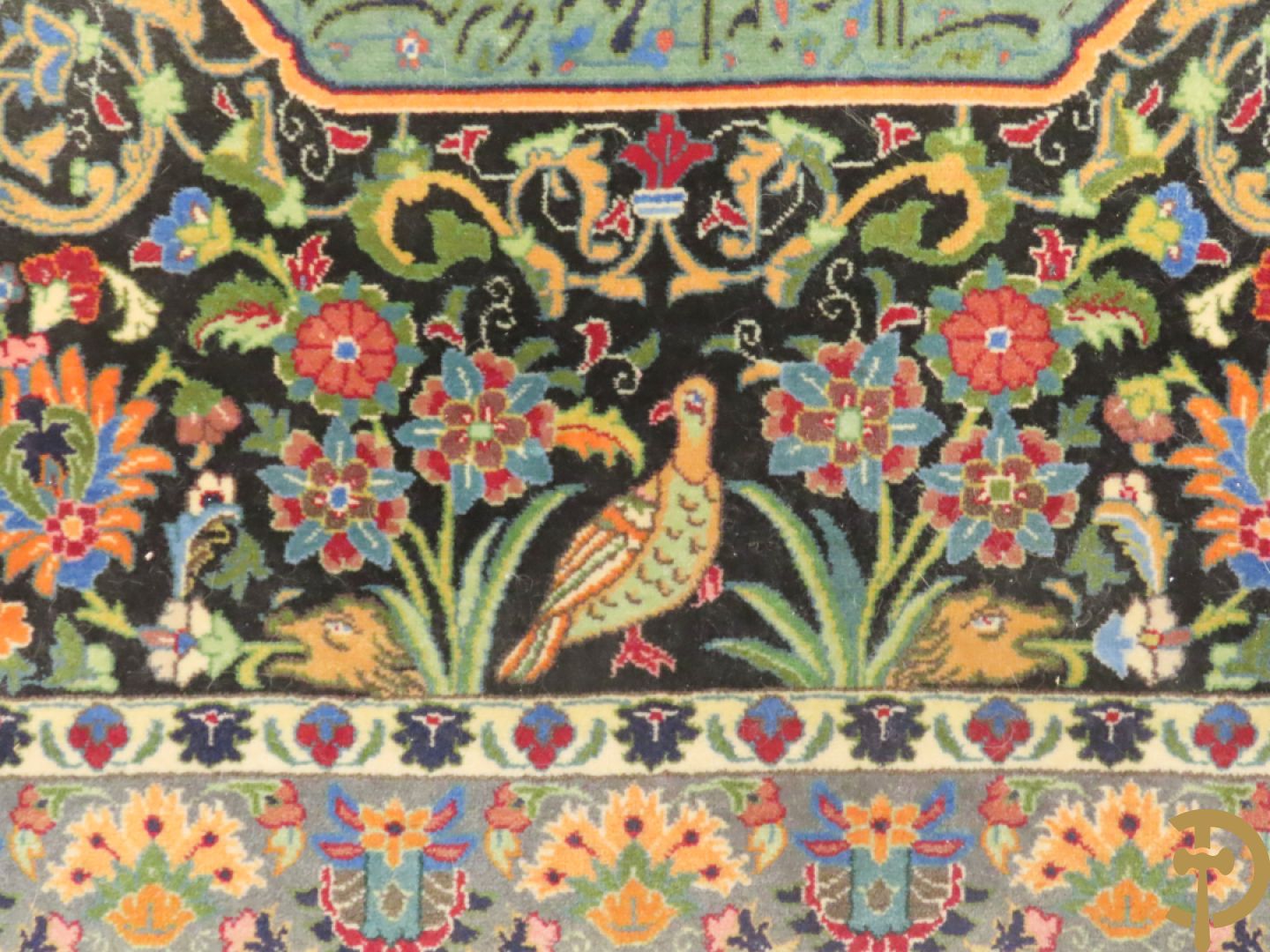 Oosters handgeknoopt tapijt Tabriz met figuratieve voorstelling, centraal met geanimeerde hofscène, omgeven door 4 hoekmedaillons met architecturale afbeeldingen - onderaan en bovenaan getekend